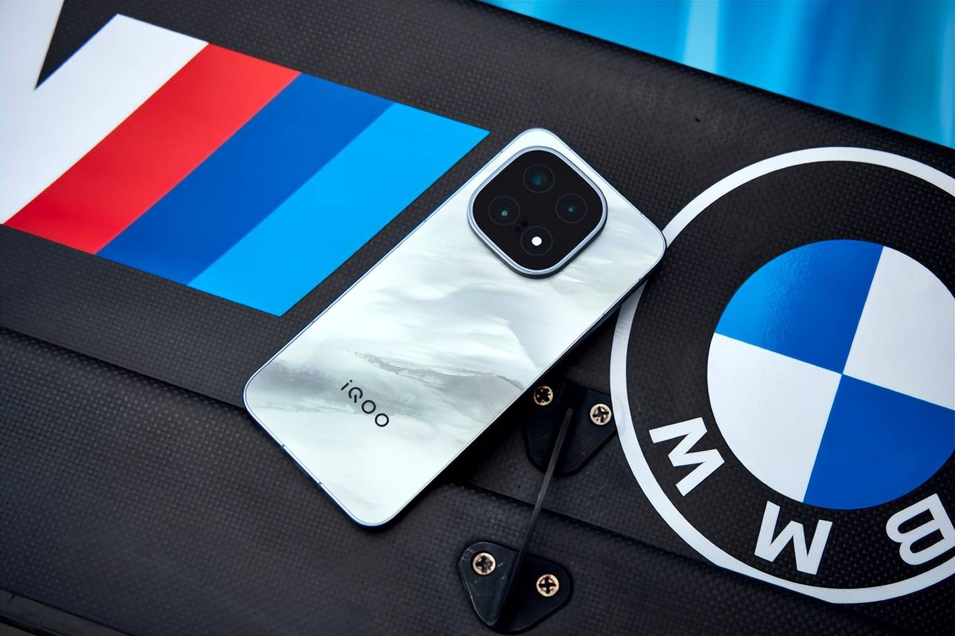 iQOO 15旗舰新品即将到来，把PC级电竞体验装进口袋