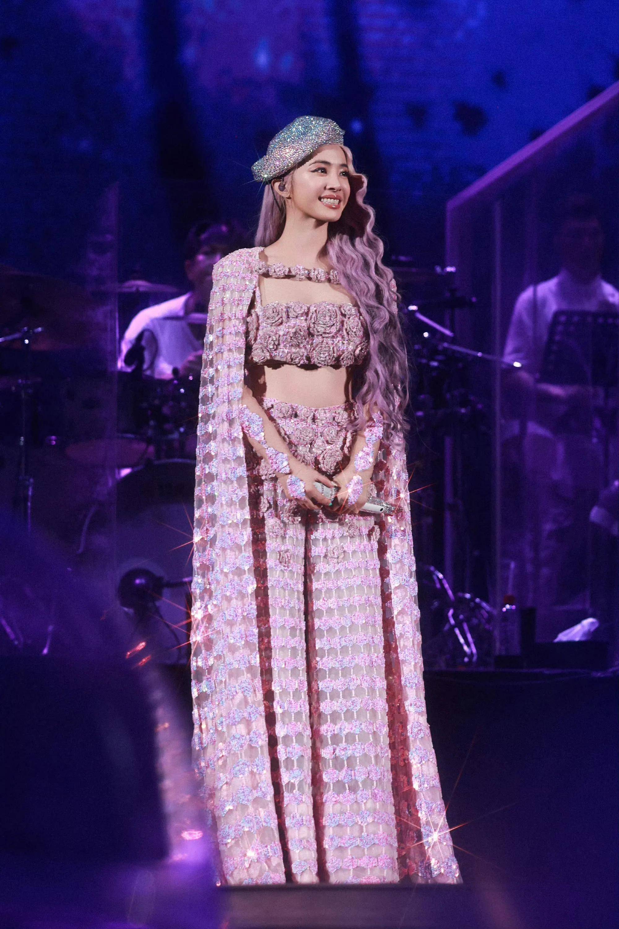 蔡依林厦门演唱会,粉色玫瑰战袍来袭网友直呼这是玫瑰庄园大派对