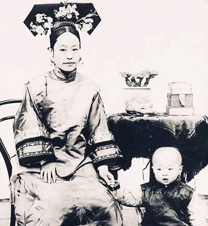 第2张照片:叶赫那拉·静芳,桂祥的三女儿,晚年嫁给顺承质郡王