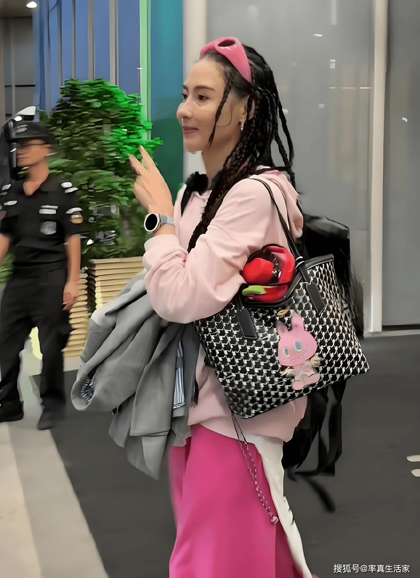 张柏芝录《一路繁花2》,一身芭比粉加脏辫,一点不像45岁的年纪