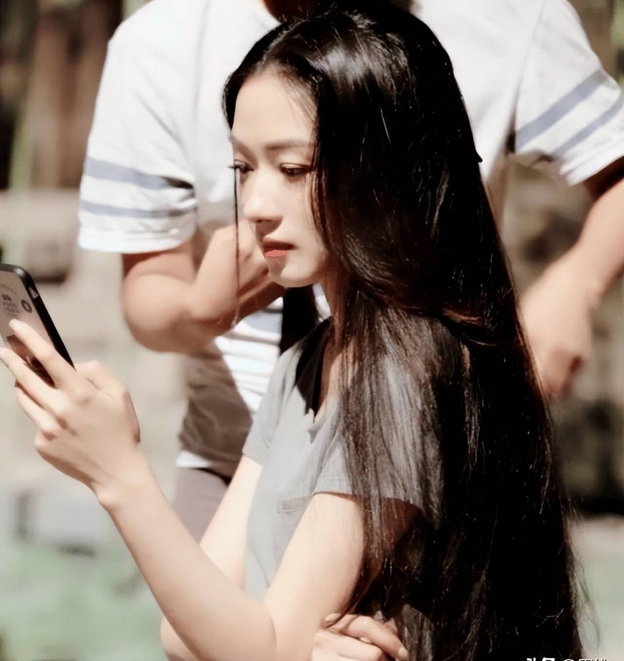 万茜自曝上学时没人追,看清她的校服照后,网友:这谁敢追啊!