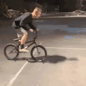 搞笑GIF：姑娘，你在这39°的天气穿裙子骑共享电动车，会不会有点？