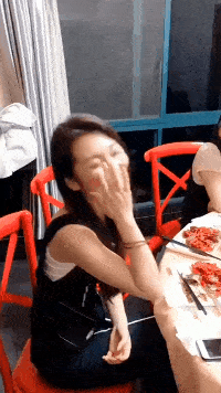 搞笑GIF：姑娘，你在这39°的天气穿裙子骑共享电动车，会不会有点？