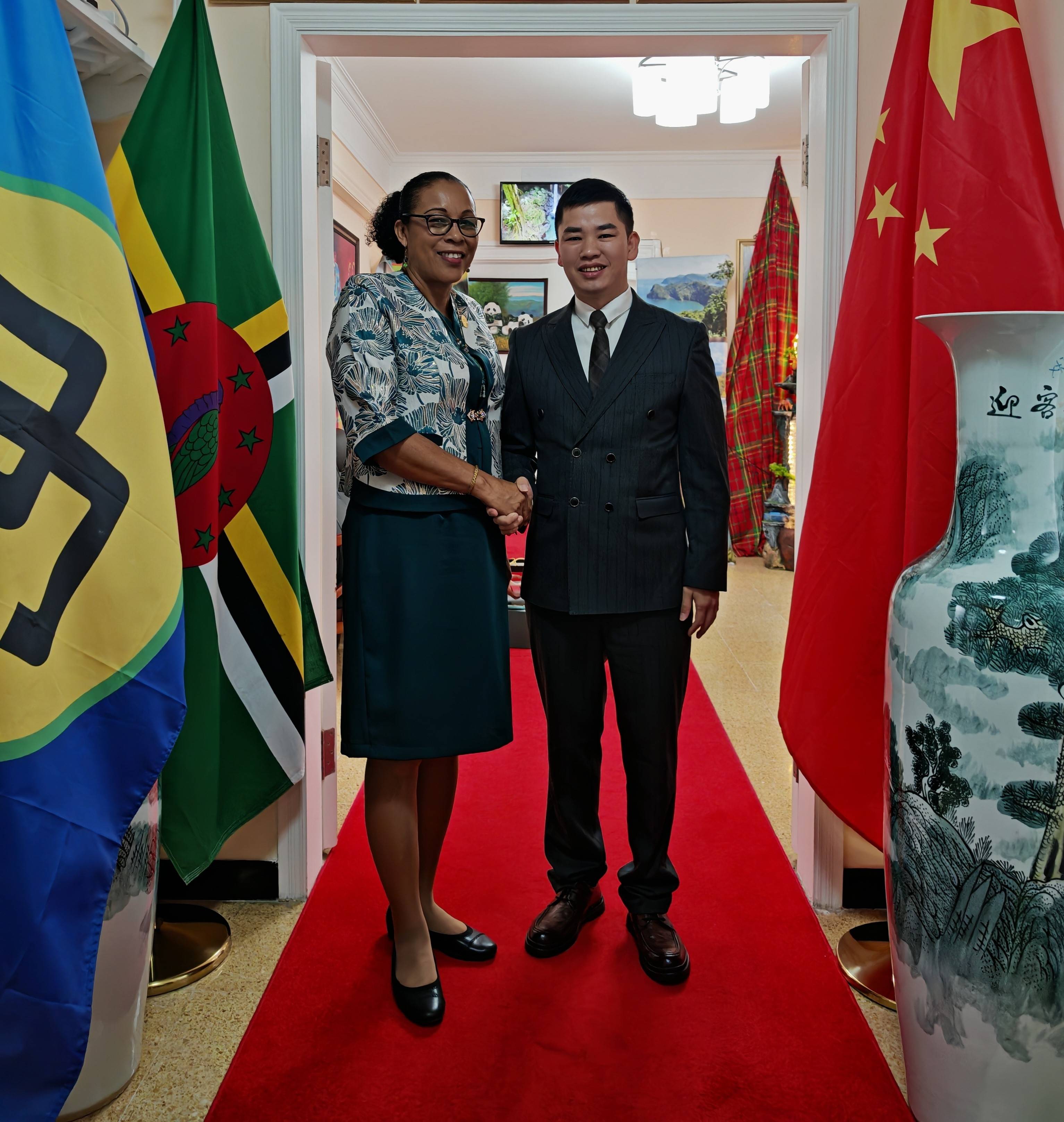 多米尼克总统伯顿授予茗唐中式茶创始人薛锦山友谊勋章