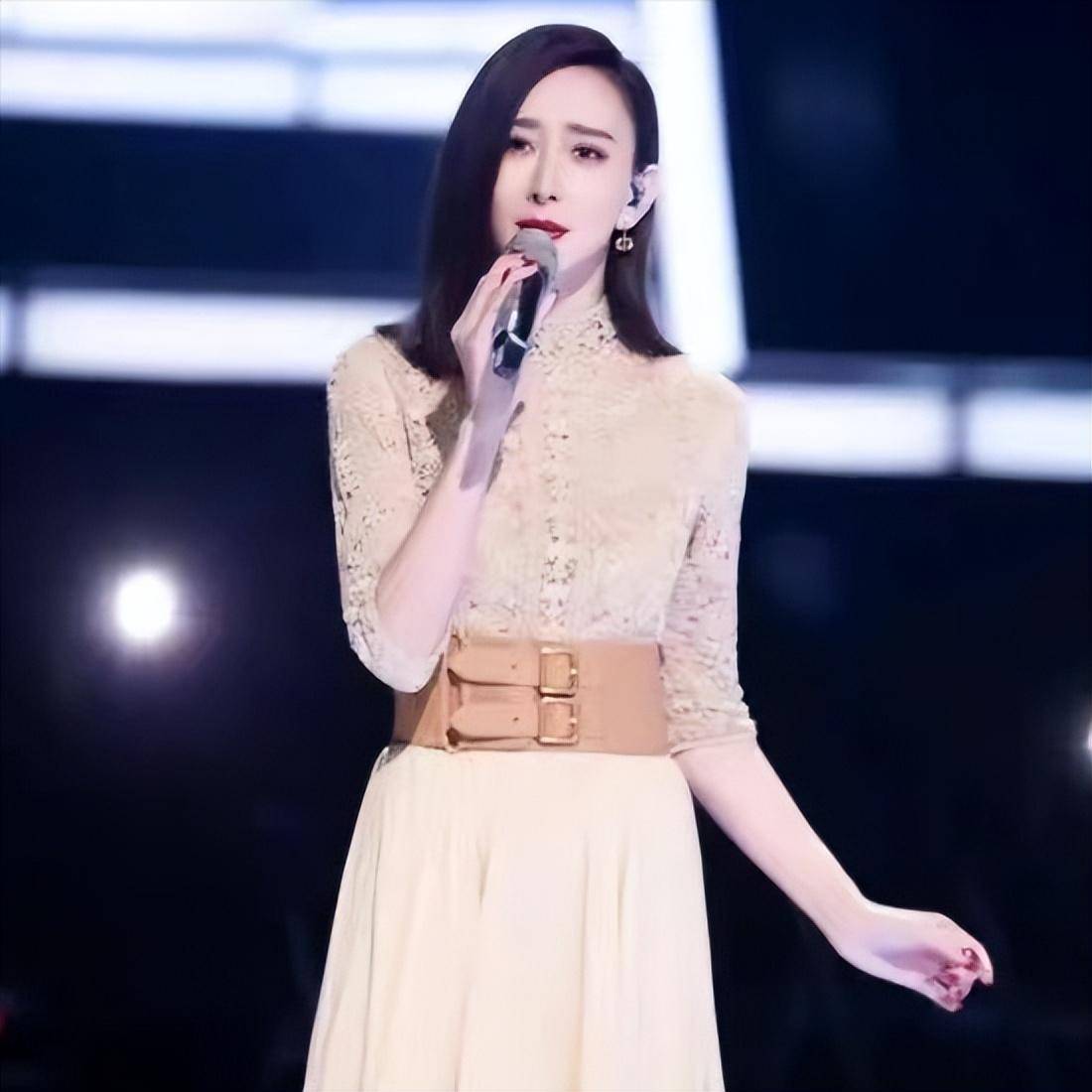 她先是和蔡少芬,苑琼丹合作拍摄了爱情维修站,紧接着又参演了刘德华