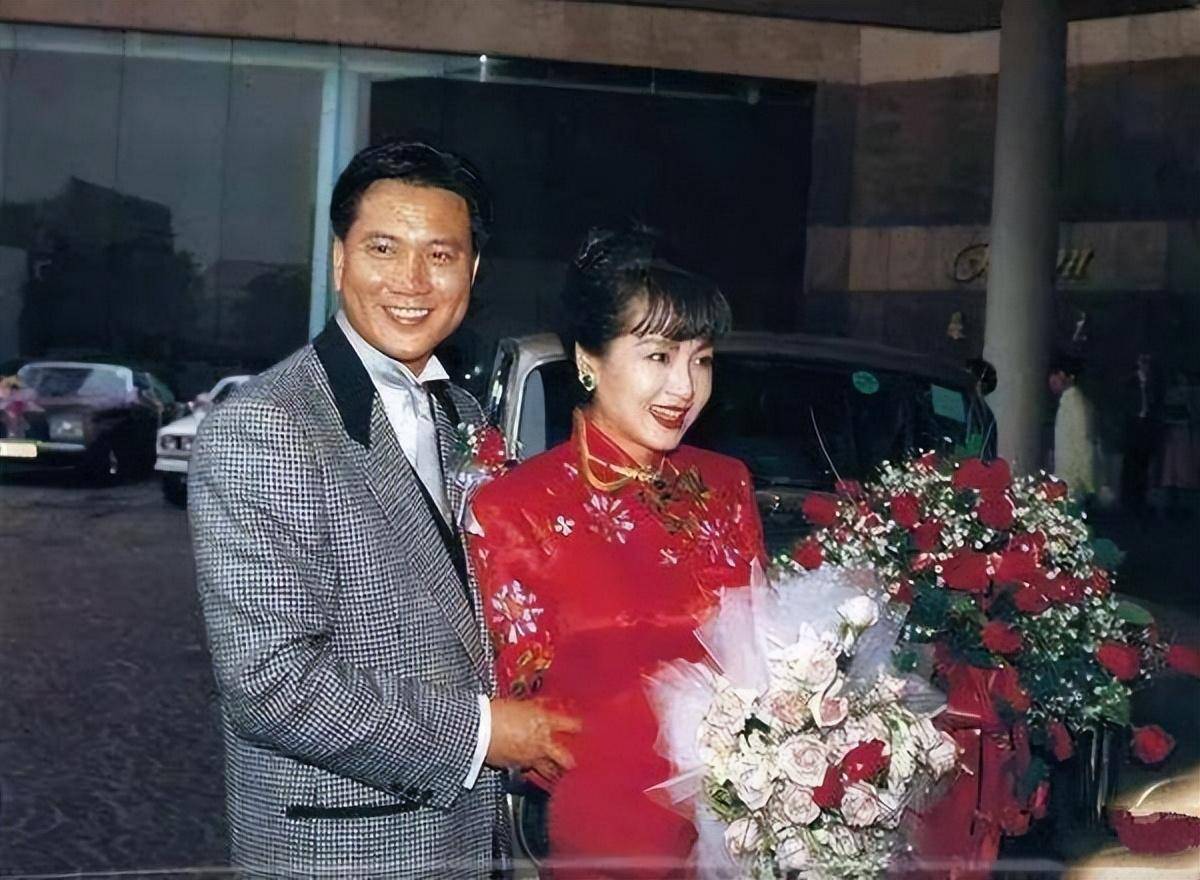 悲惨的万梓良:被父母送人,替前妻养孩,现在重病缠身苍老难辨