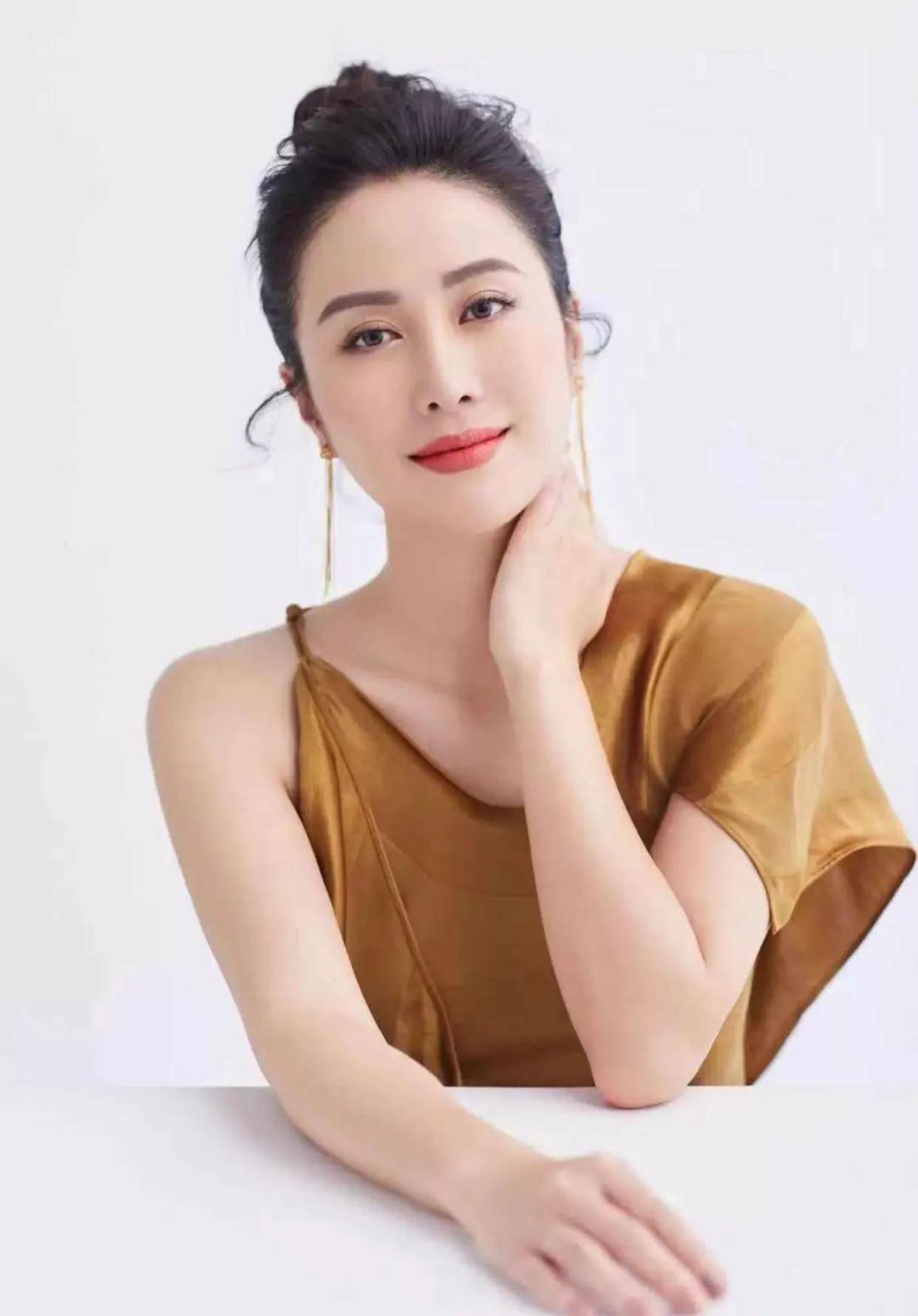 自幼便展现出非凡的才智与美貌叶璇的成长之路注定不平凡