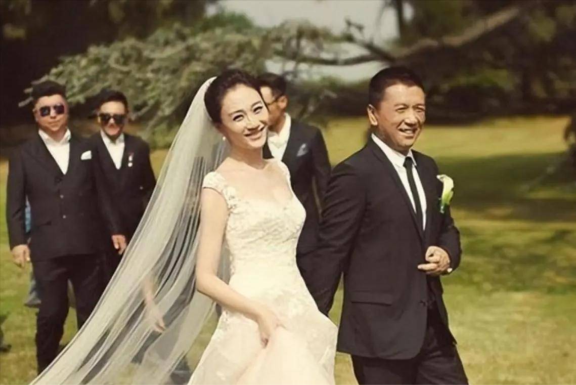 徐梵溪:改名4次仍未火,男友花5亿娶李小冉,不吵不闹低调成全