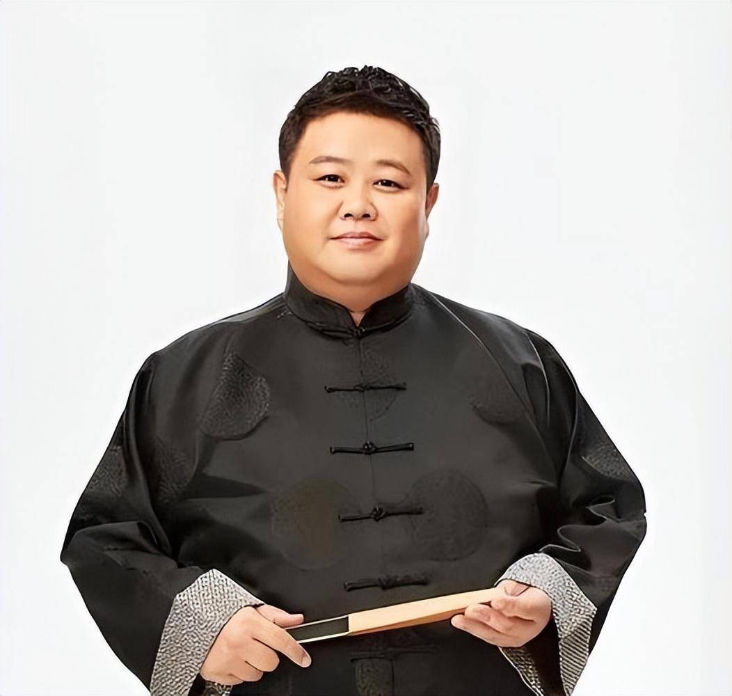 他的外祖父是已故相声大师李文华先生.那一年