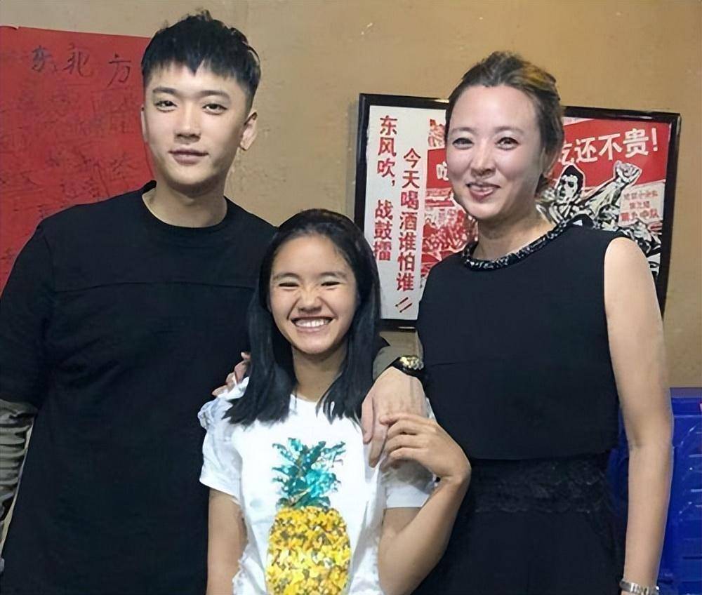 变形计的幸运农村姑娘,被城市妈妈收养,宠成公主遭哥哥嫉妒