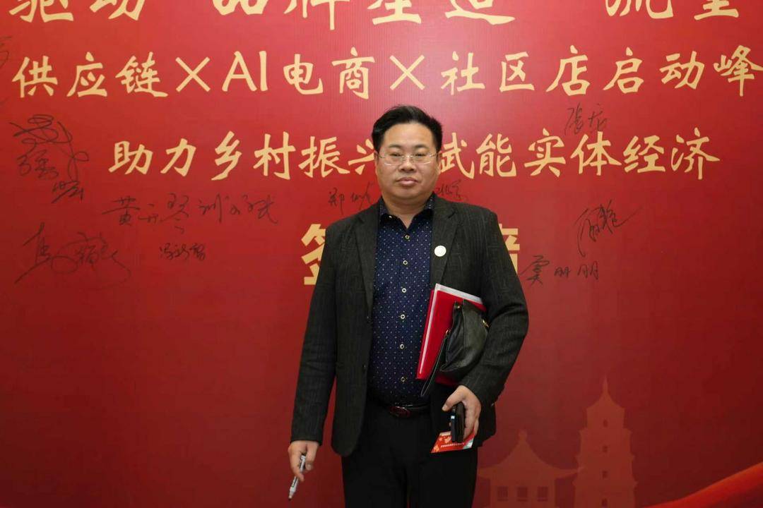 以李耀君和张龙的书法题字,文艺表演为代表的文化元素,不仅彰显了西安