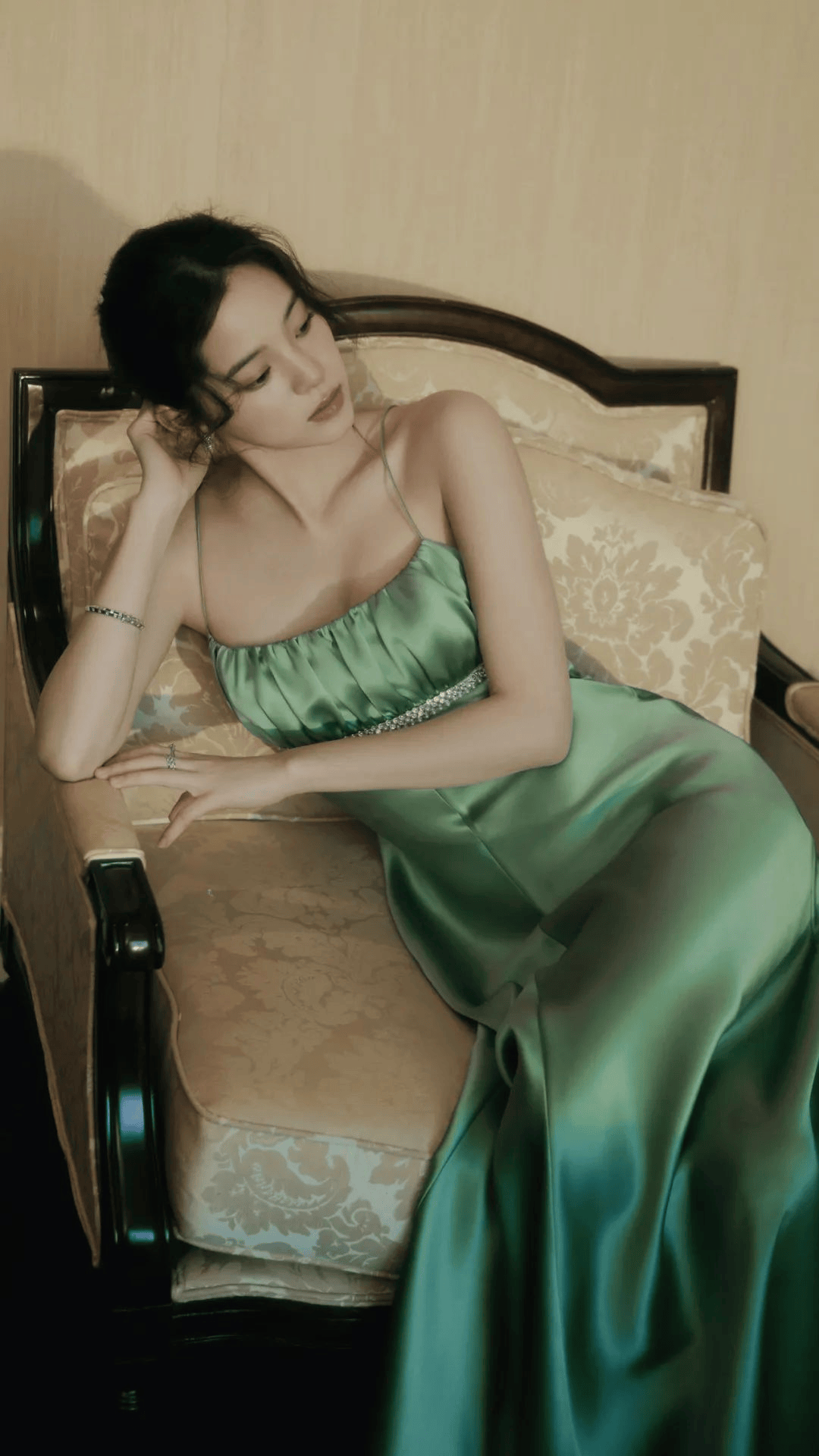 欧阳娜娜,绿色露肩裙,太吸睛了,性感写真