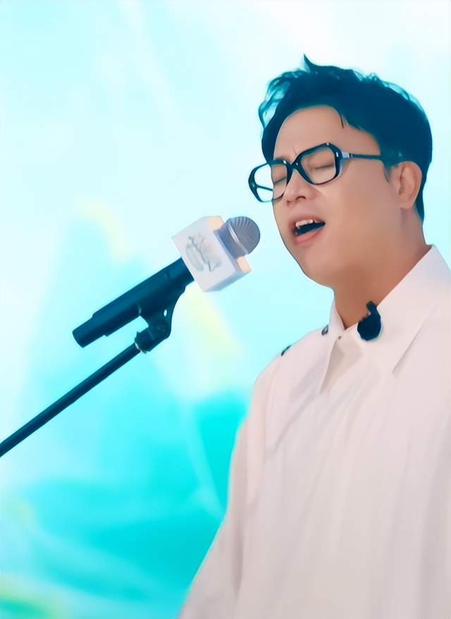 金润吉:翻唱2025年度网络爆款神曲《没出息》,满满的高级感!