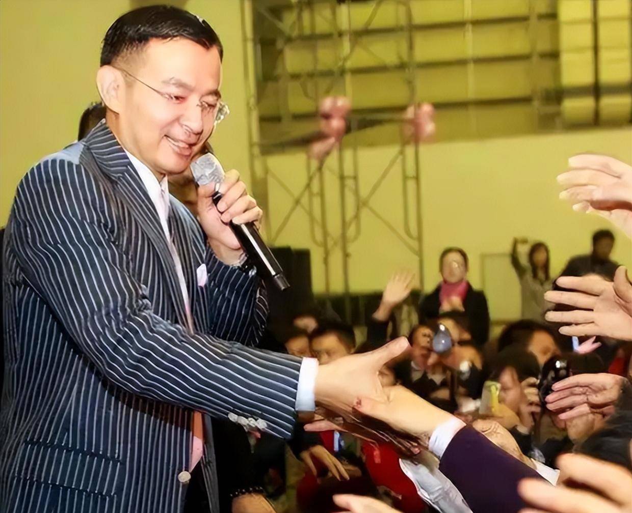 骗取三亿八千万,伪装七年成功导师终被揭穿