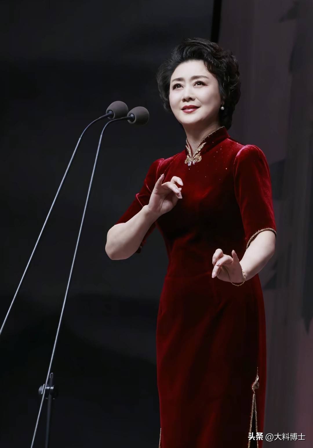 偶遇京剧美人李胜素59岁近照曝光端庄优雅自然美丽
