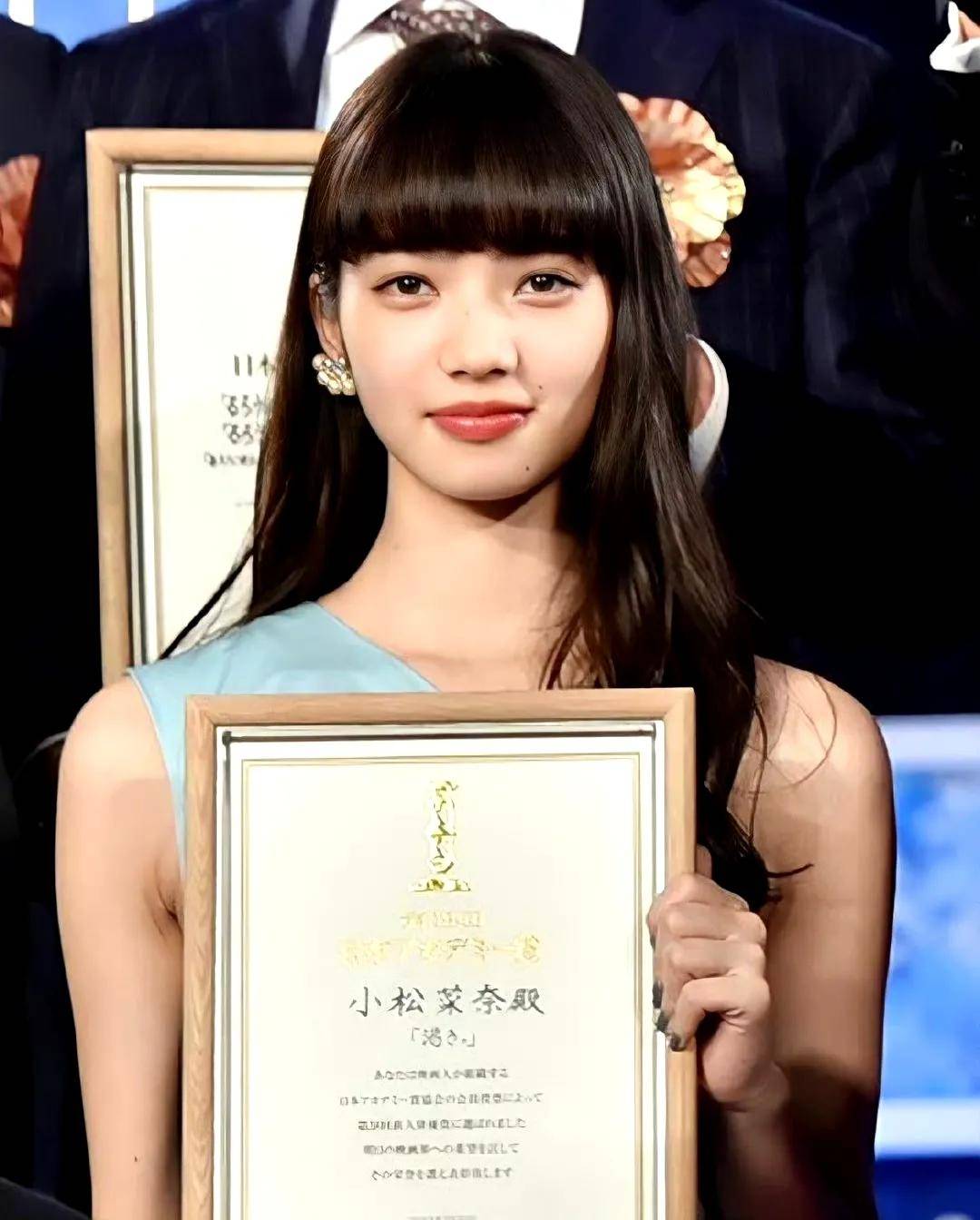 jennie小松菜奈同框,香奈儿秀场变"前任聚会"?