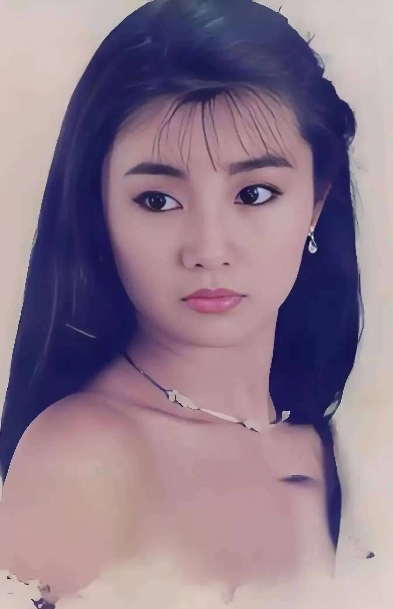 再看张曼玉,才发现港星的美根本不是"颜值"那么简单