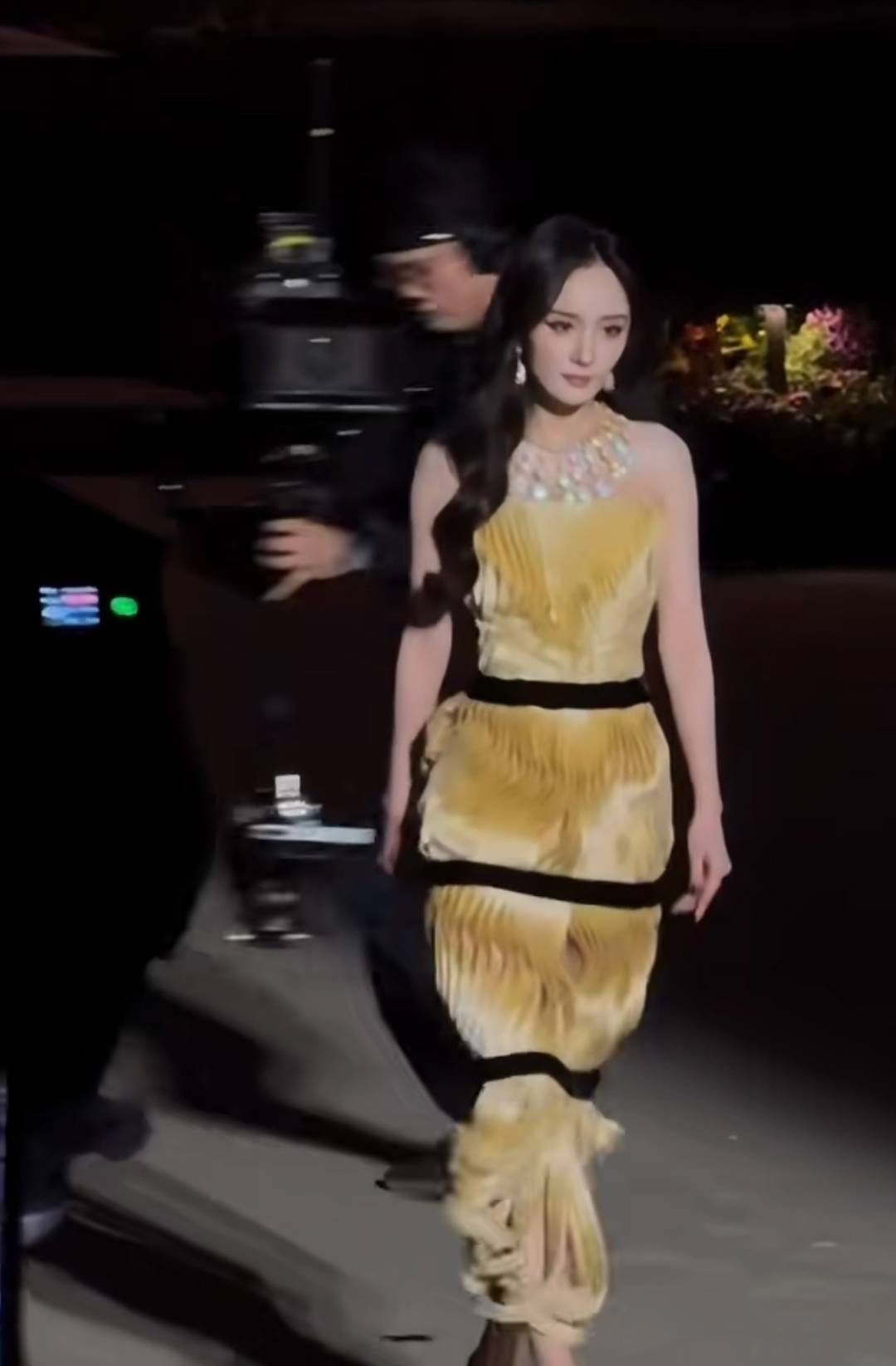 VOGUE时尚夜:刘亦菲压轴表情凶,马思纯显老十岁,杨幂风头最盛|有料