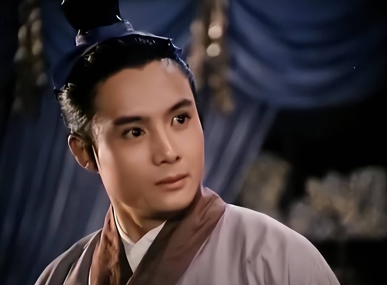 王伯昭的演艺生涯始于1982年,凭借首部作品《笔中情》初露锋芒