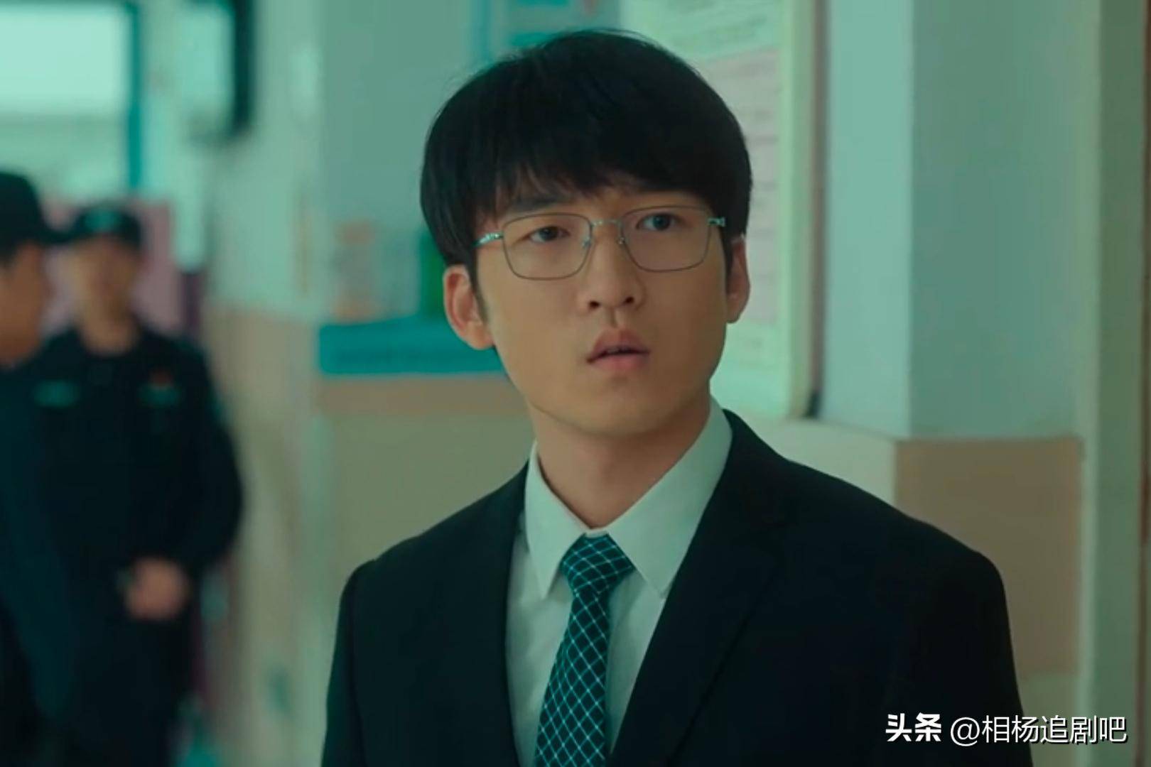 石云鹏自小便出道,参演了多部经典剧集,包括《错爱》《岁月风云》