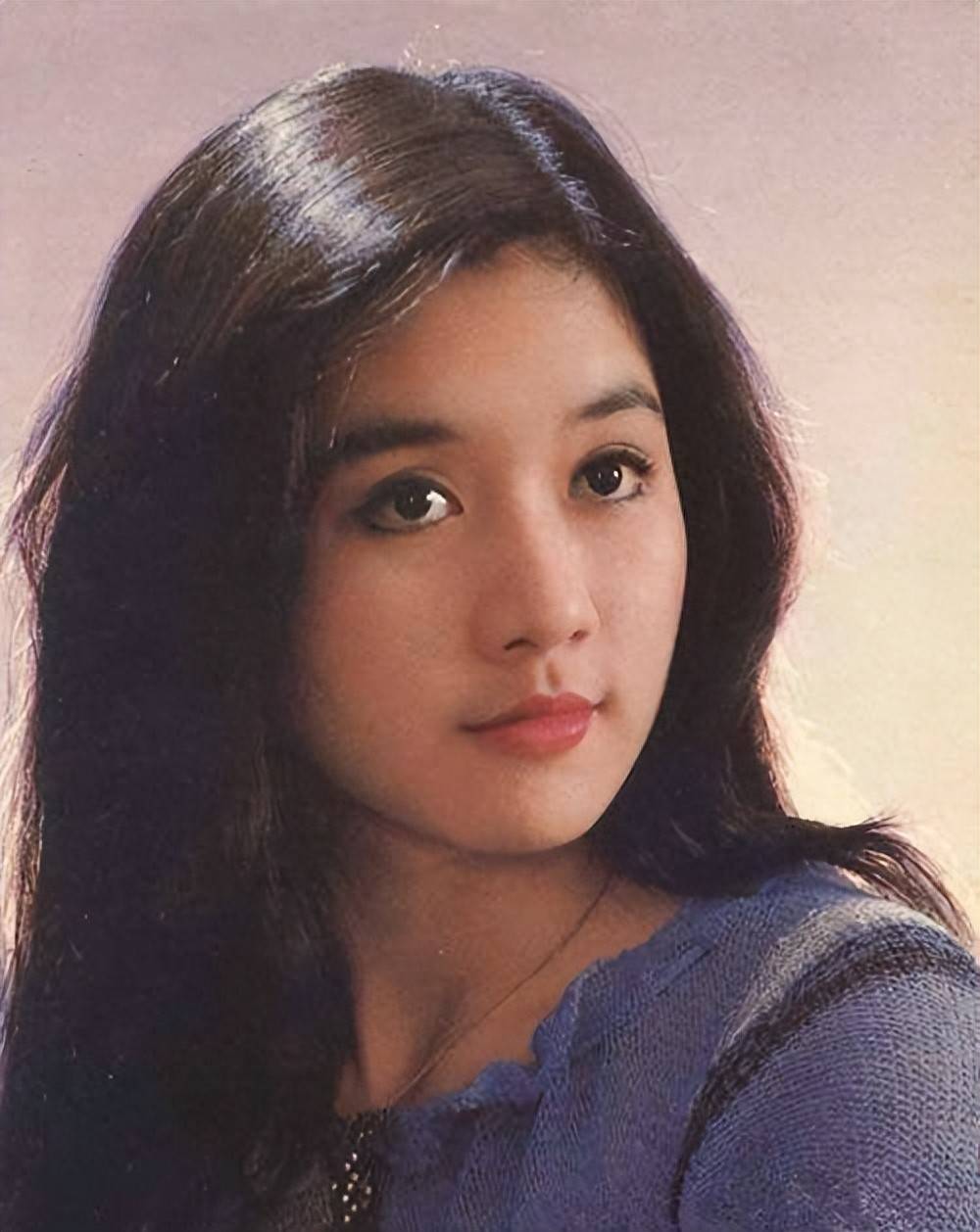 她曾倒追过成龙,红过林青霞,风光嫁入豪门,现在50岁成冻龄女神