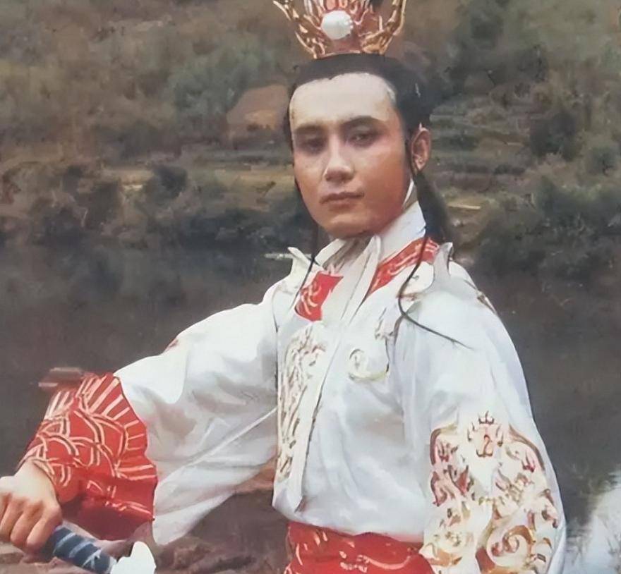 当时,王伯昭虽然年轻,却凭借电影《笔中情》中的男主角一举成名