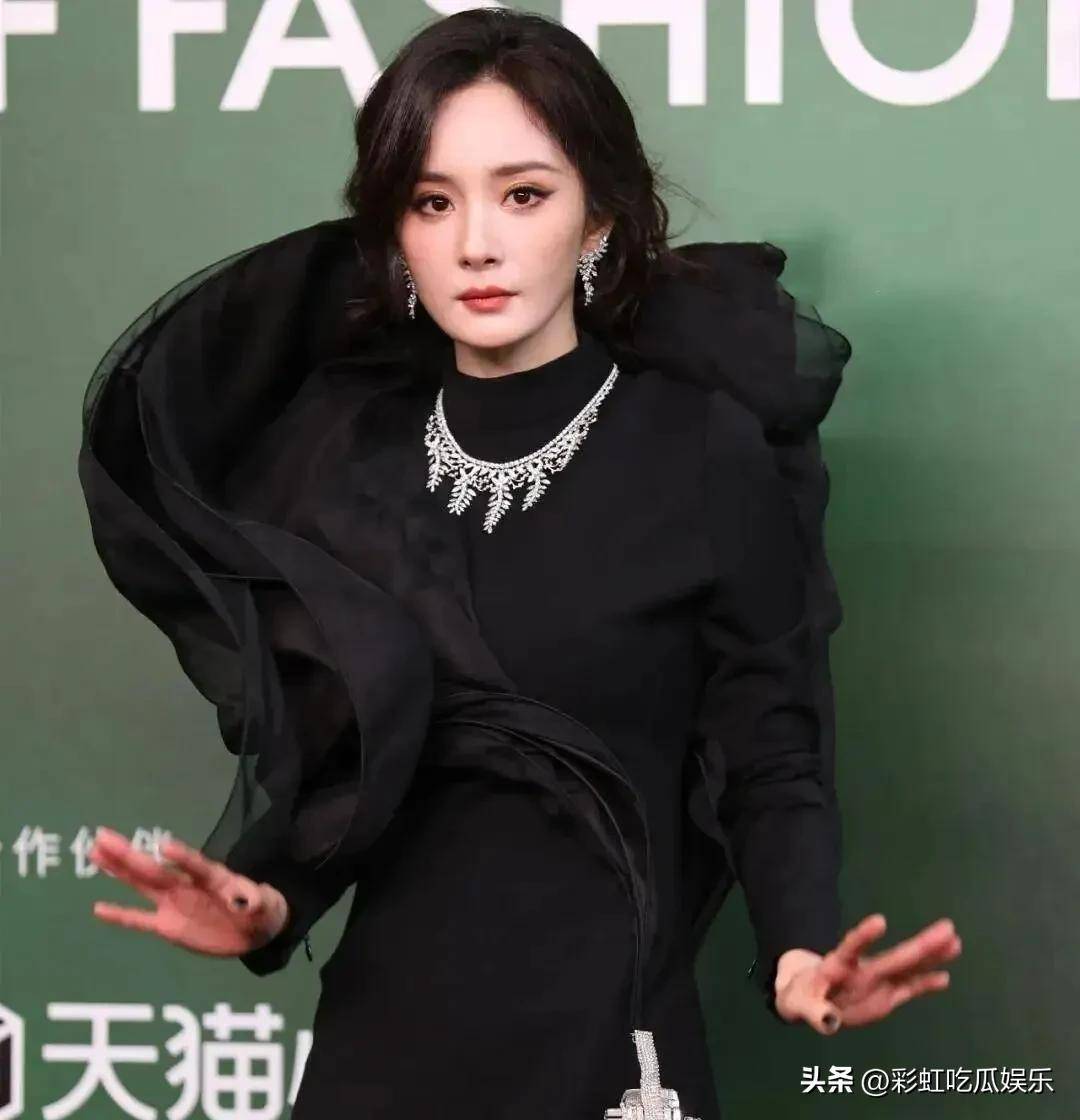 杨幂刘亦菲零互动同坐一桌形同陌路17年前合作时曾同撑一把伞