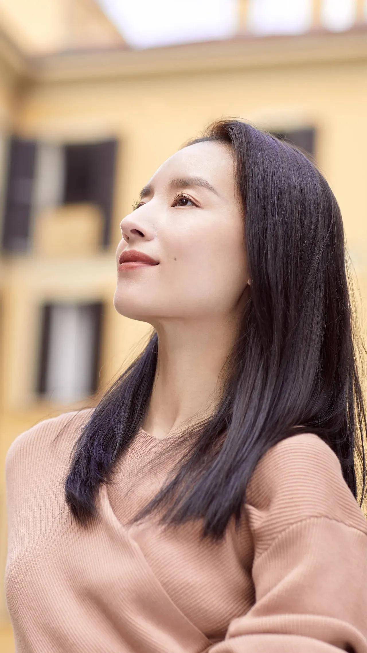 董洁之魅,温婉而坚韧:清新容颜与治愈笑颜,征服无数观众心