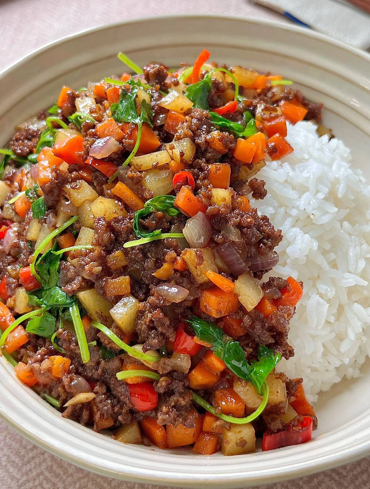 咖喱碎牛肉饭牛肉与咖喱的经典搭配总能让人食欲大开
