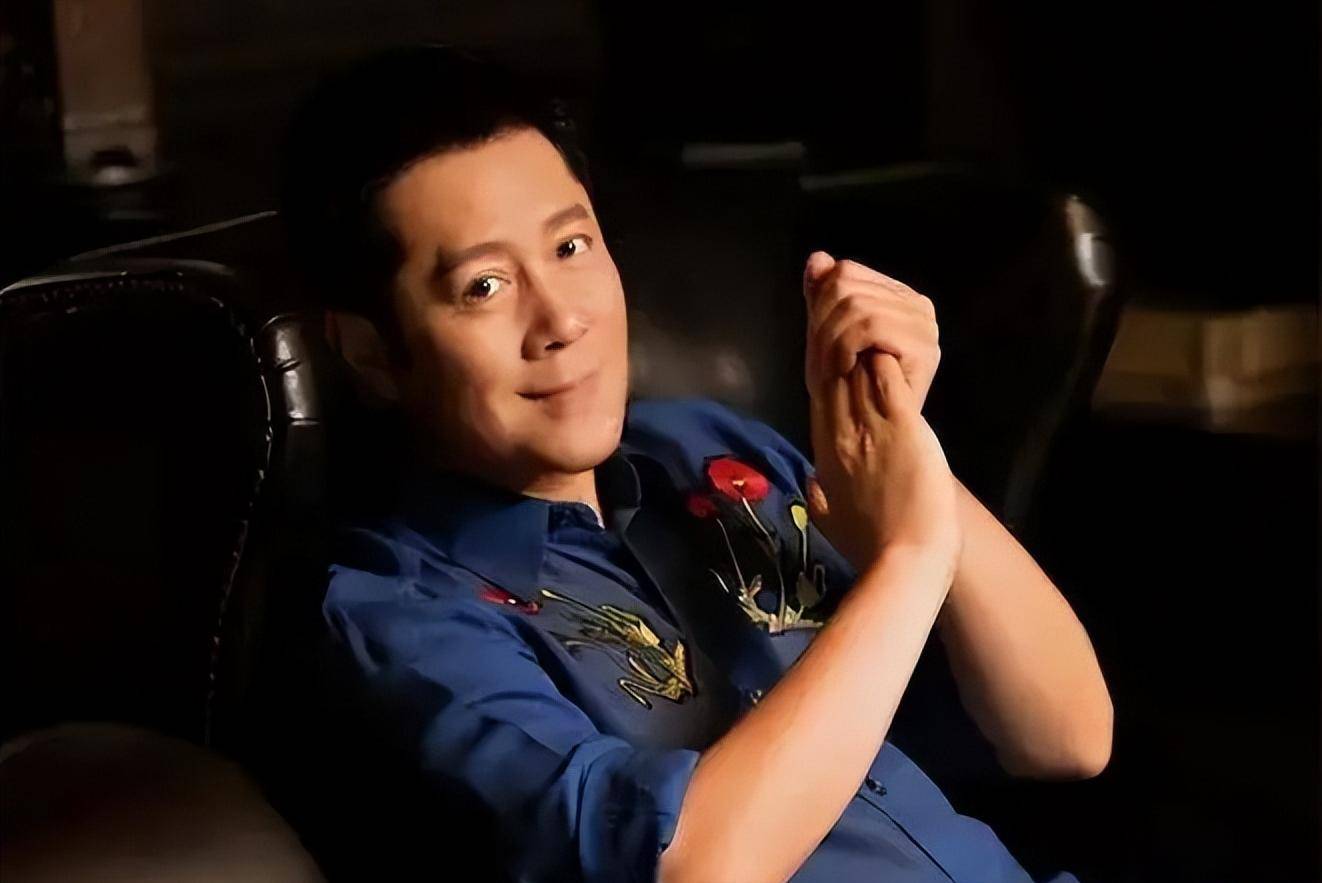 蔡国庆:两次情断异国恋后,娶亿万富婆为妻,现在儿子是他的骄傲