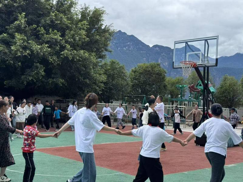 时代天使携手15家口腔机构走进汉源县特殊学校 共筑儿童口腔健康与心灵关爱之行