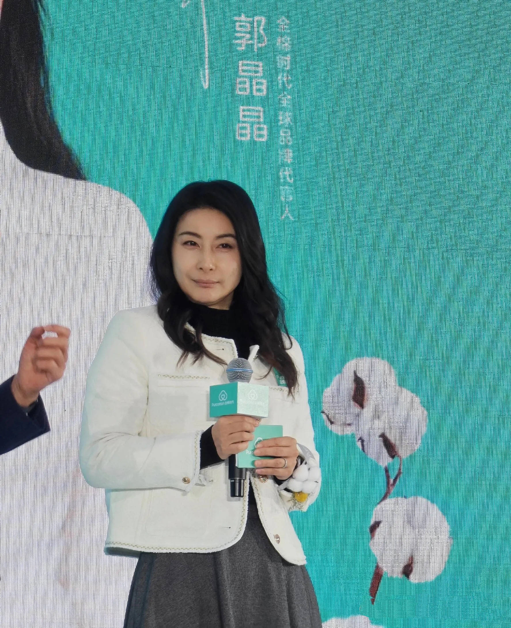 郭晶晶现身北京,穿小香风戴棉花手链和善大气,素颜胖出双下巴