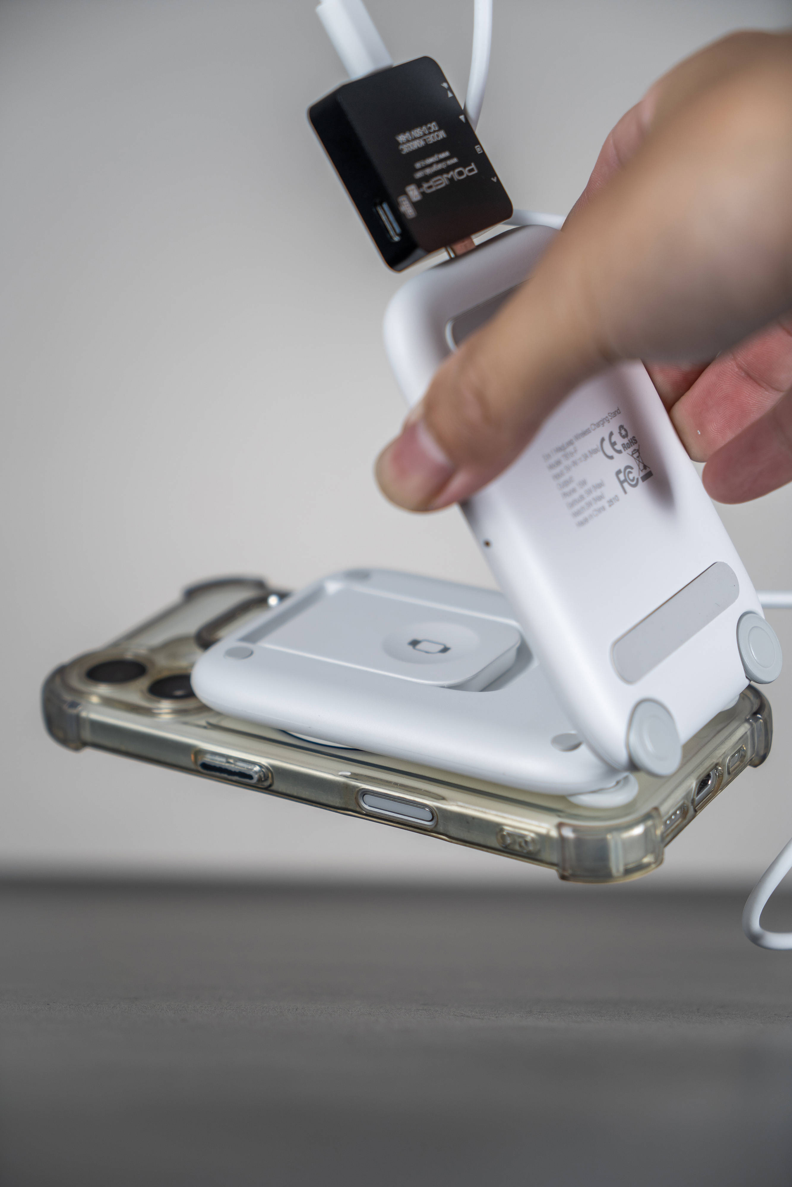 行李箱造型的无线充电器见过吗?迪奥科三合一折叠磁吸充电器分享