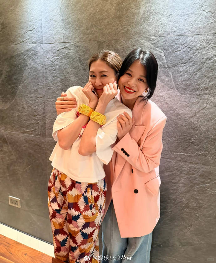 胡杏儿送胡定欣一对纯金龙凤镯，胡定欣：无论金价多高都会收藏 插图5