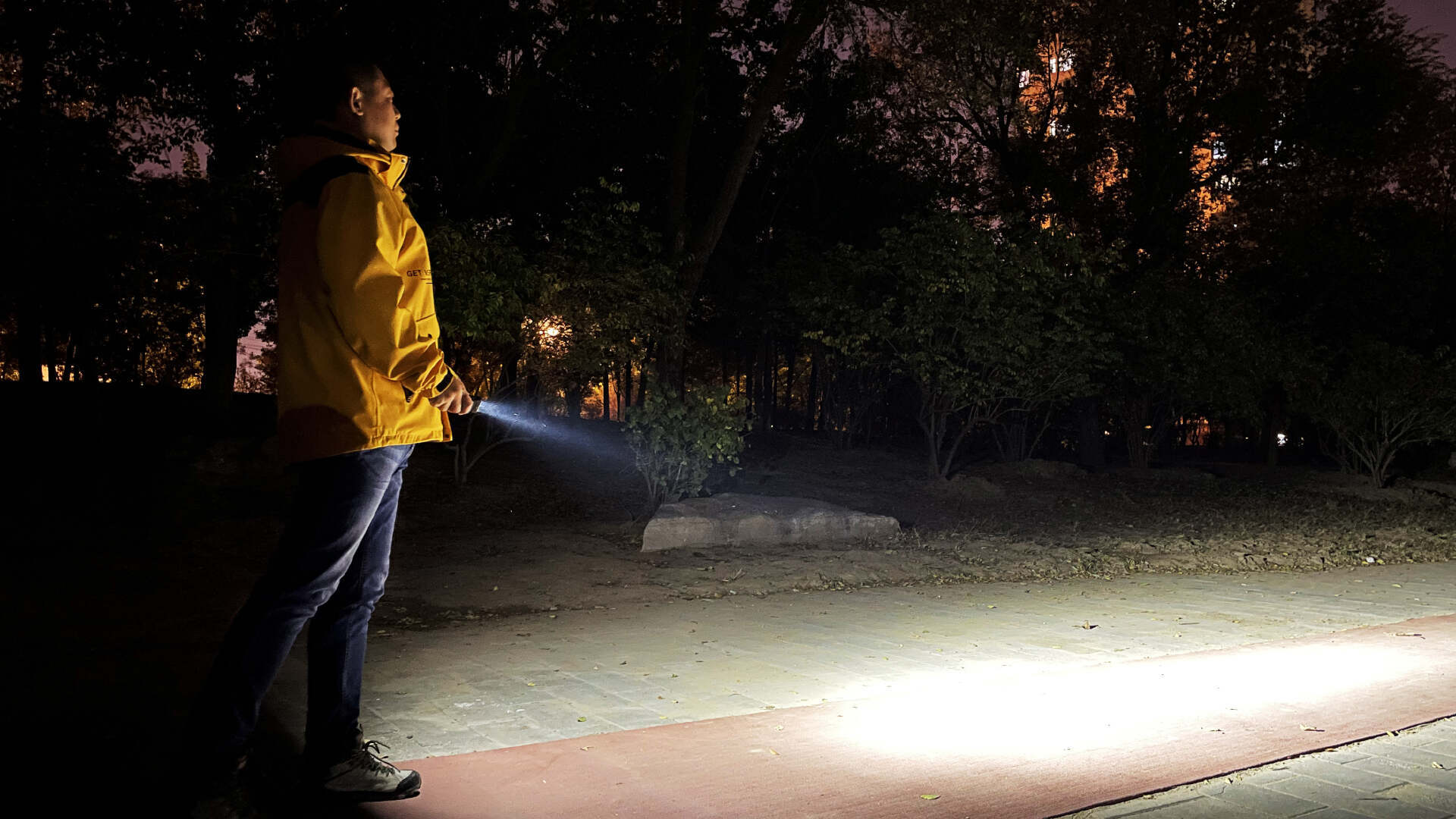 颇多乐趣的EDC多功能手电,有这一个就够了!务本X4硬朗手电体验