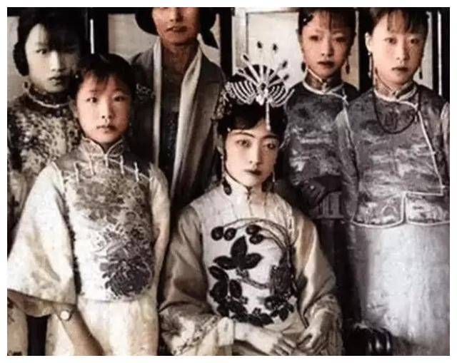末代皇帝宣统皇后婉容何以从娇美恬静美人变成疯女子