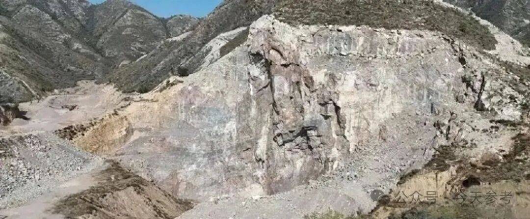 五台县东冶镇大朴村东多家石料厂：露天堆料未遮