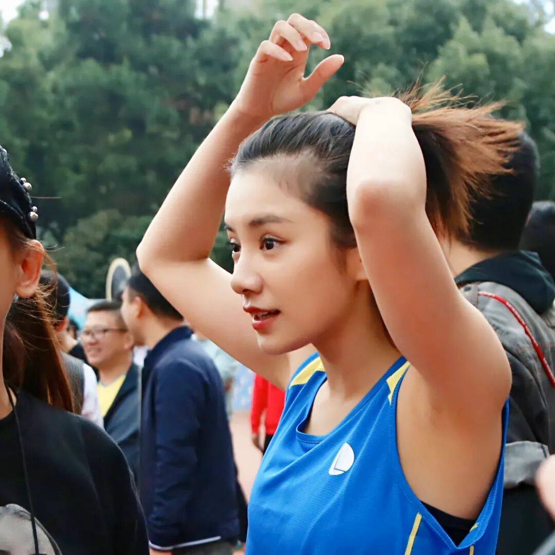 浙江主持人伊一,傲人上围太好看!她说:气质是跑出来的!