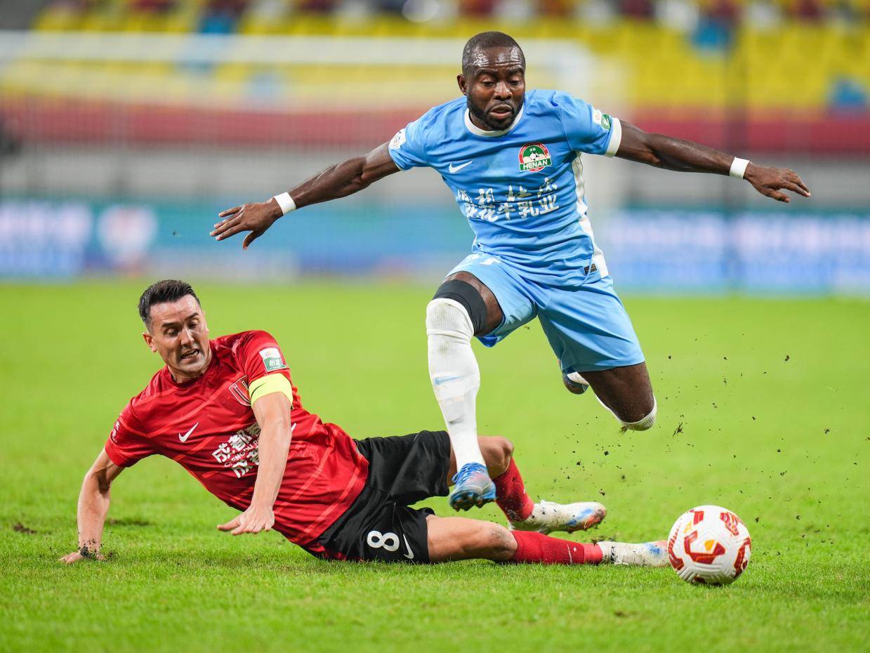 重罚？曝河南队外援阿奇姆彭遭球迷种族歧视 辱骂+竖中指