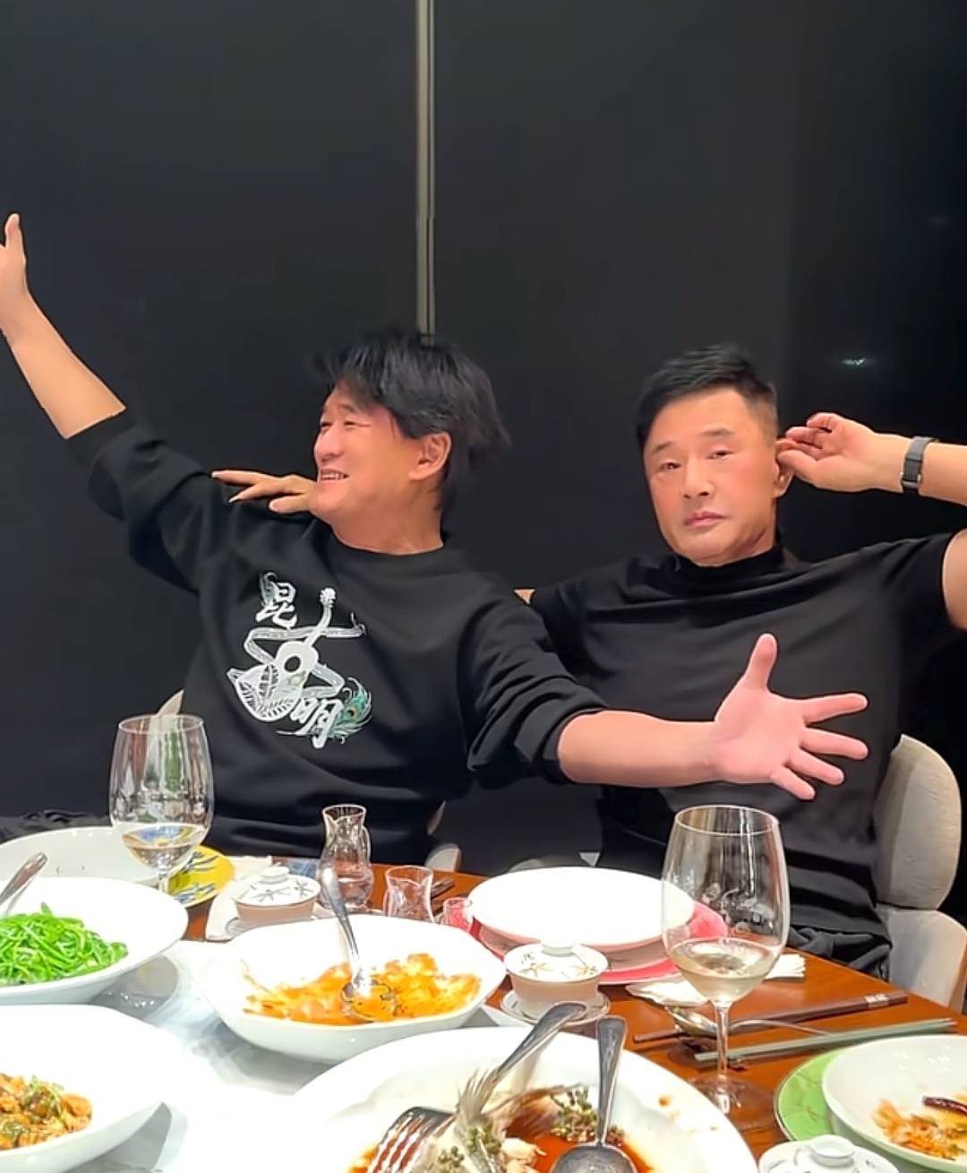周华健于荣光碰杯喊还是少年菜没动酒杯空这友情太戳人