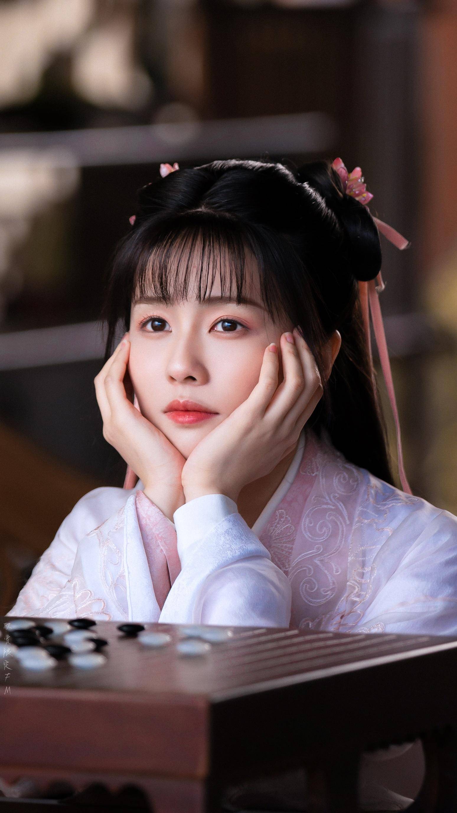 白鹿是仙女下凡吧?穿古装拍古风写真,置身湖边宛如温柔大小姐