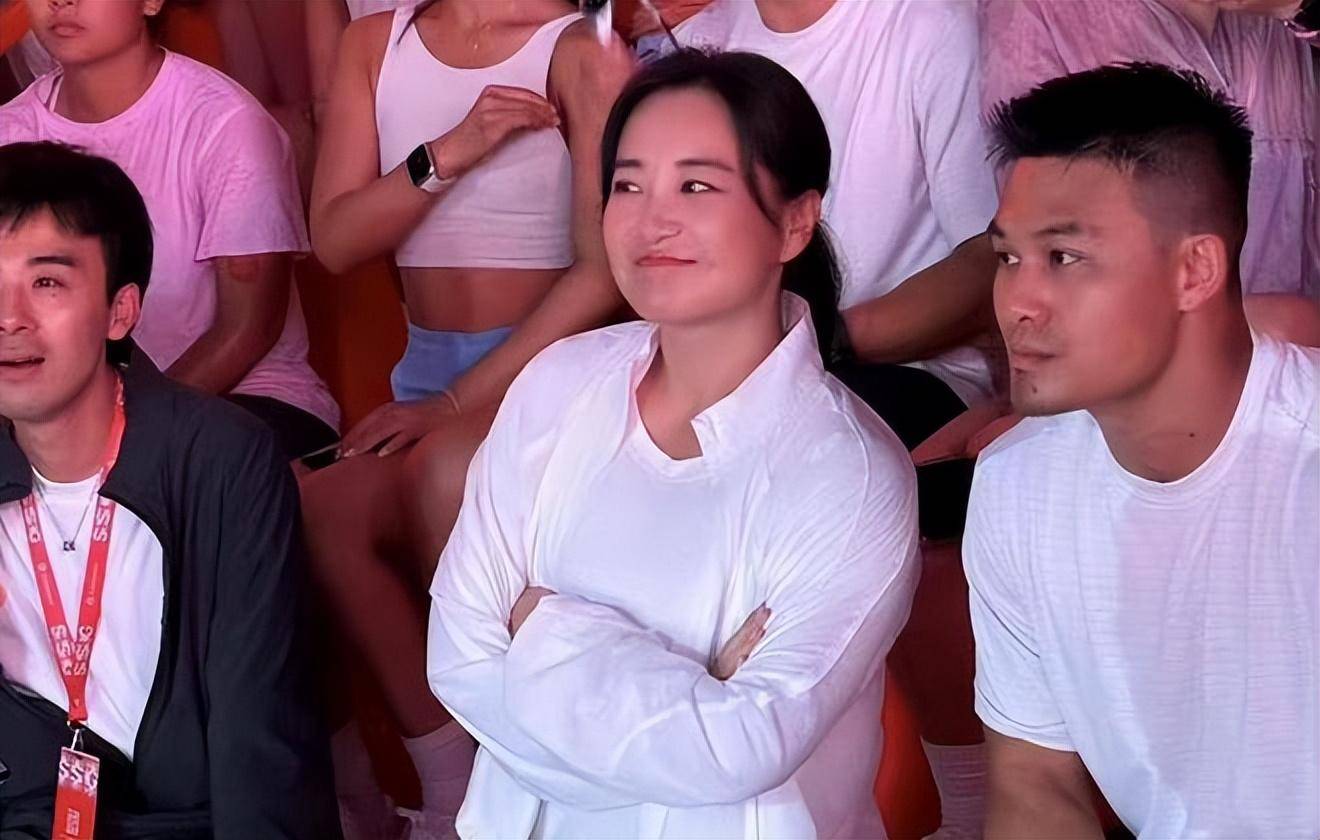 贾玲"复胖"引热议?现场要求粉丝p图,路人的眼神才是重点!