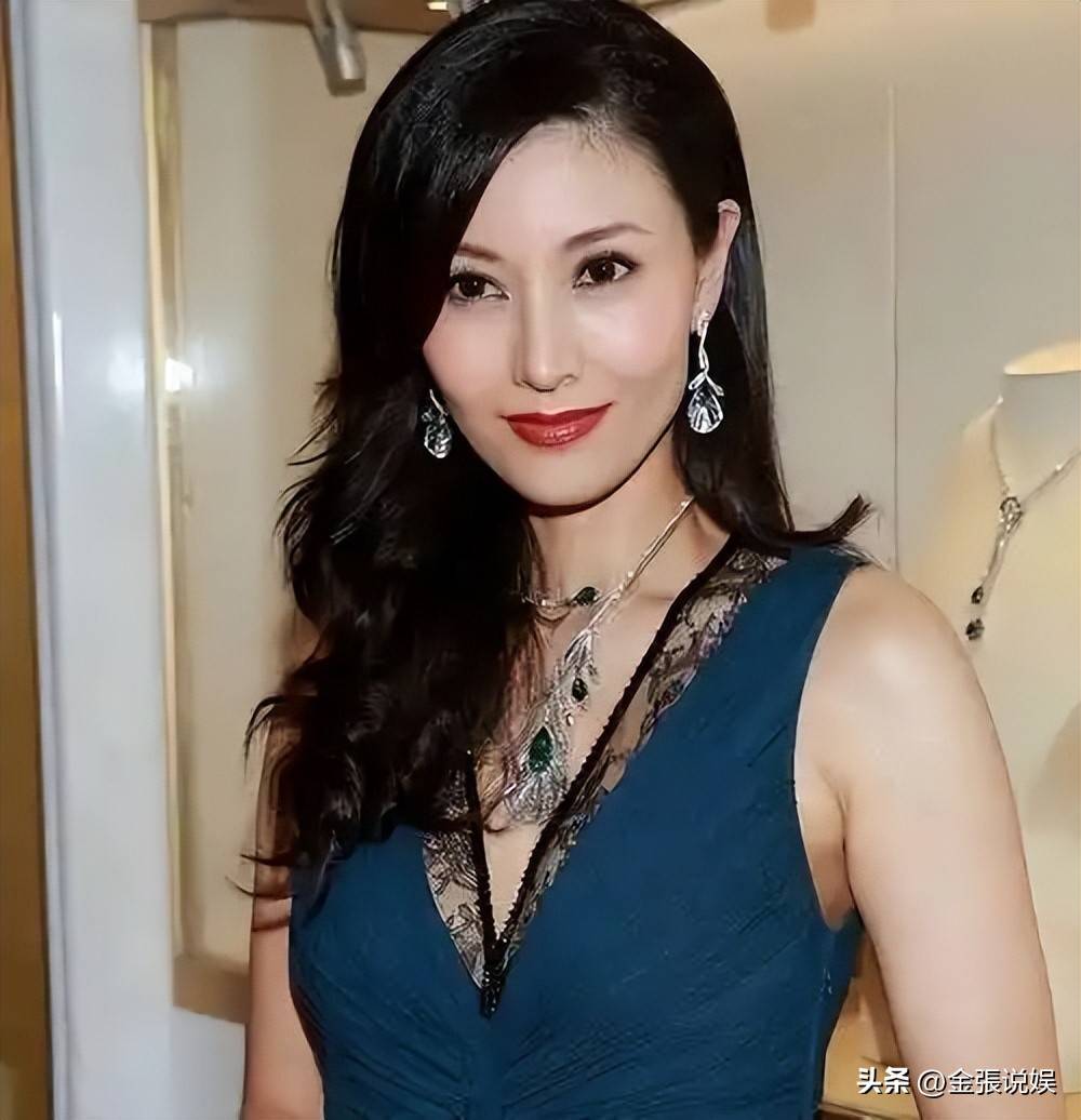 李嘉欣姐姐在上海参加继子婚礼,被敬茶笑不拢嘴,15岁儿子罕露脸