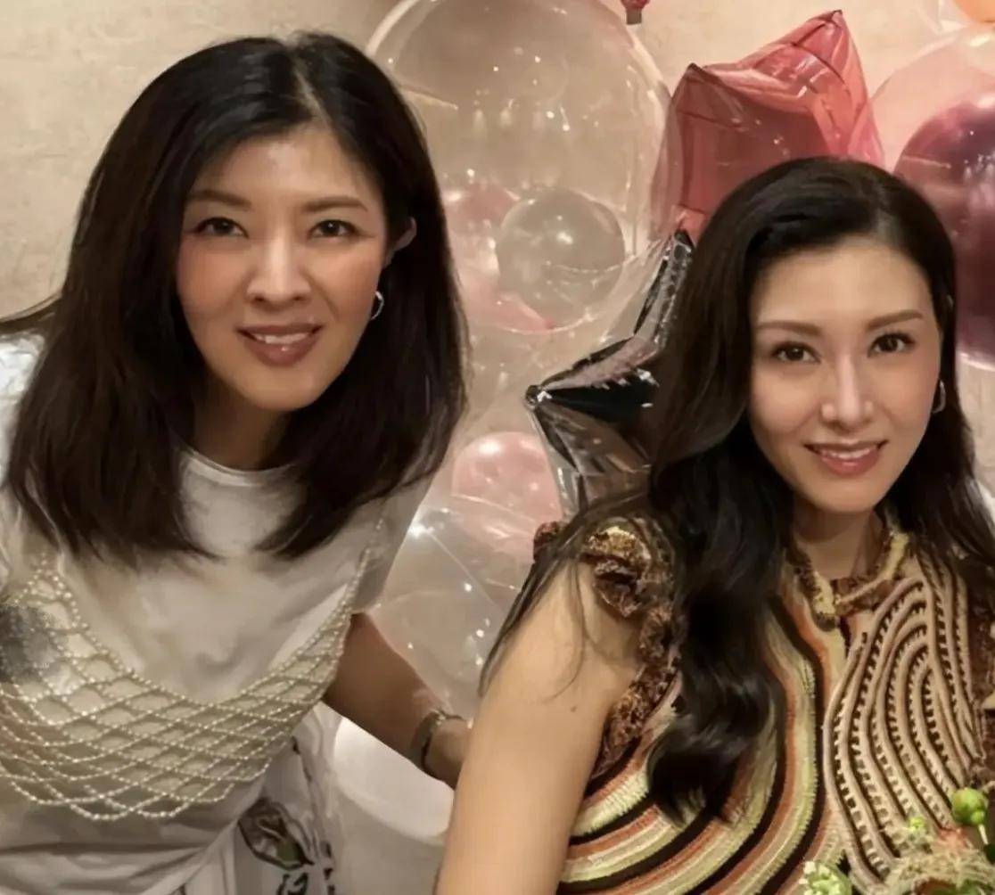 李嘉欣姐姐在上海参加继子婚礼,被敬茶笑不拢嘴,15岁儿子罕露脸