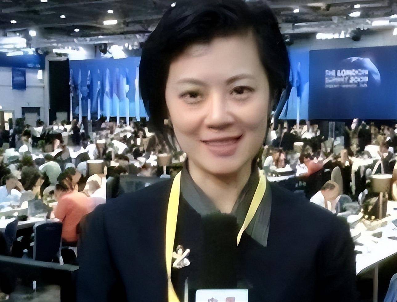 前央视主持人为爱情放弃国籍,走投无路回国挣钱,如今过的怎样了