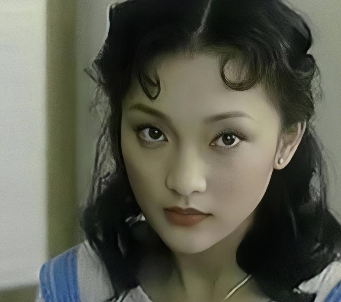 两人交往五年,周迅深爱着窦鹏,为了维系这段感情,她愿意与他一起漂泊