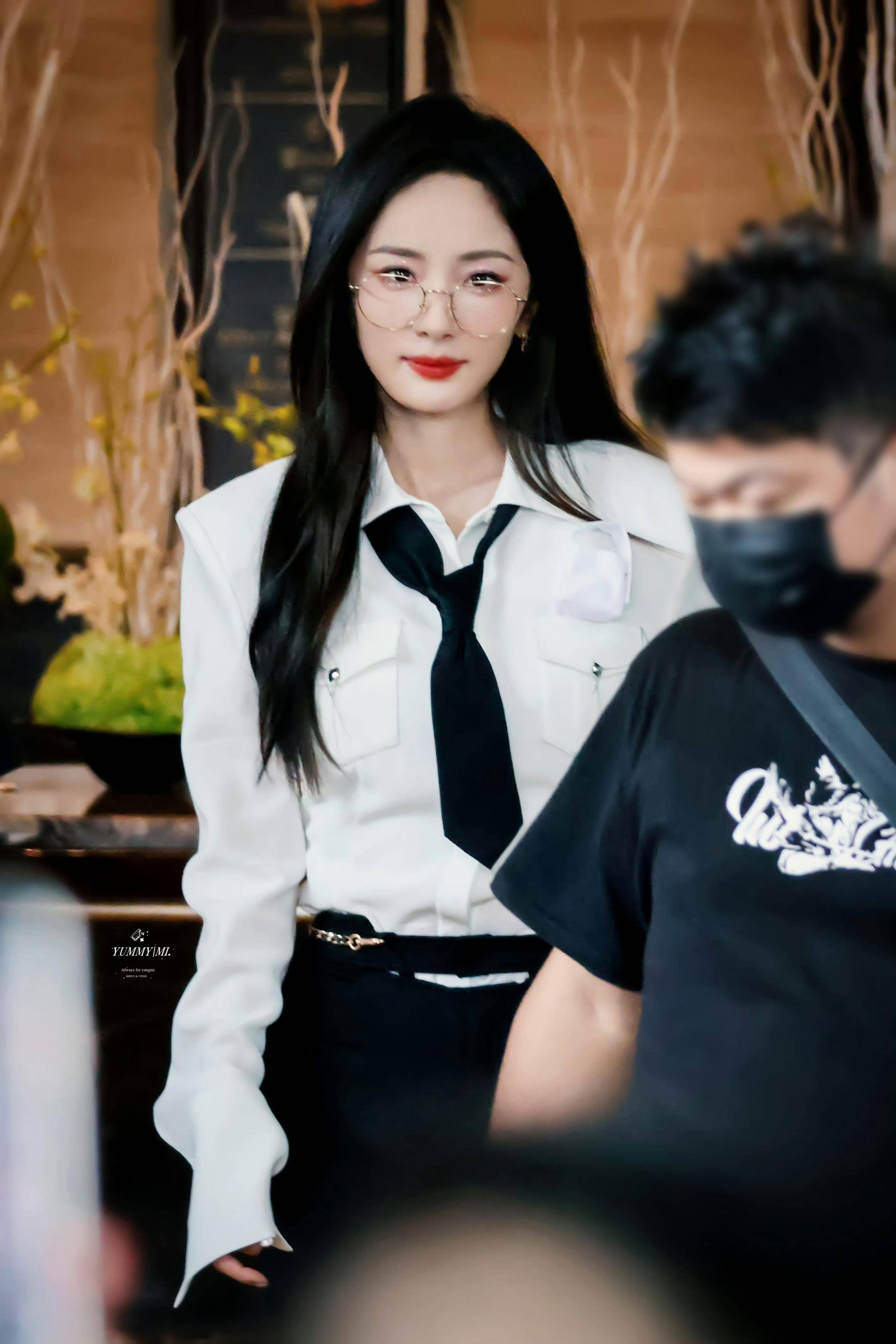 杨幂麻辣女教师造型惊艳?完美腰臀比引发网络,网友疯狂表白!