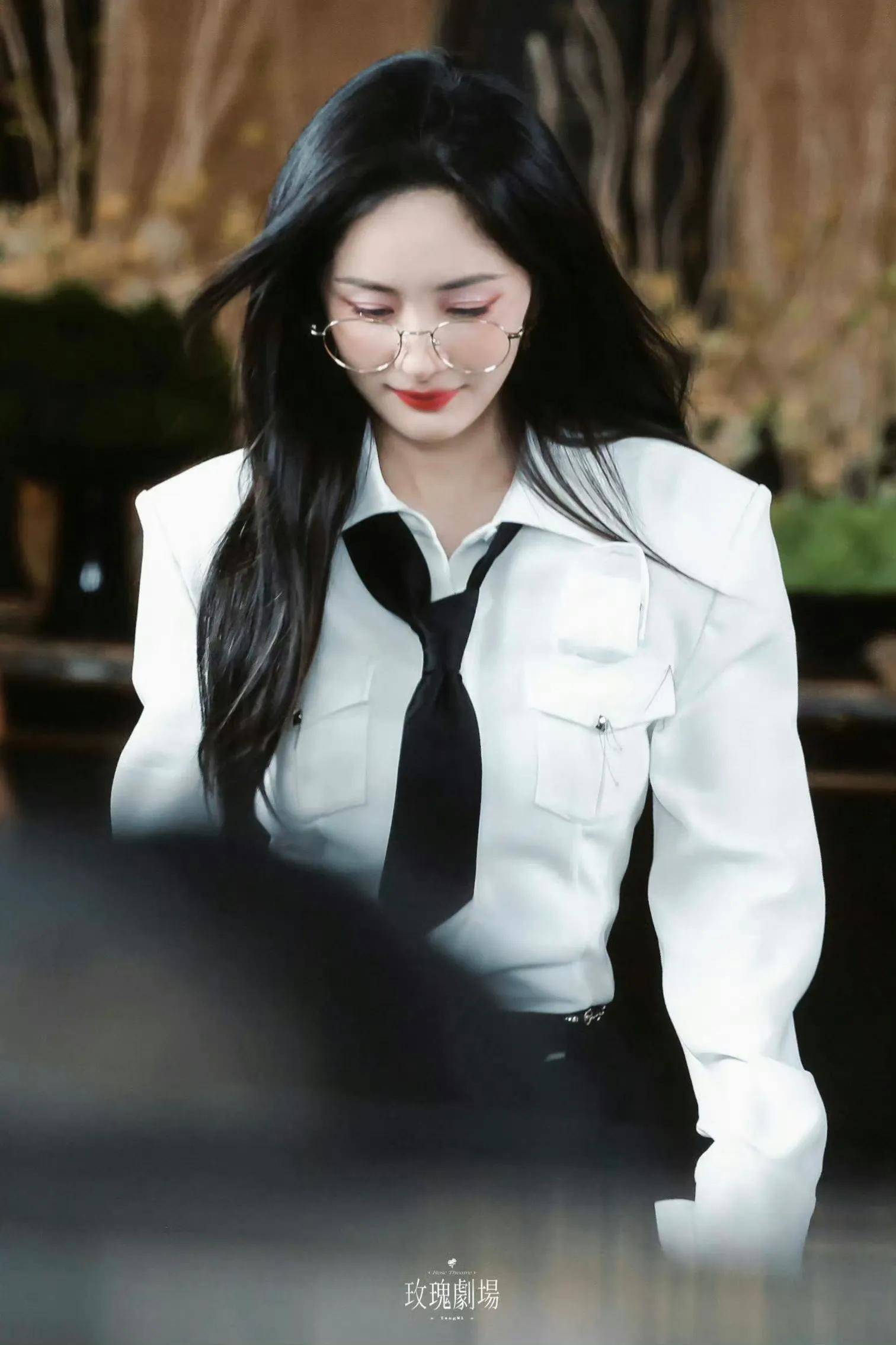 杨幂"麻辣女教师"造型引发热议,金丝眼镜吸睛!腰臀比惊艳全网