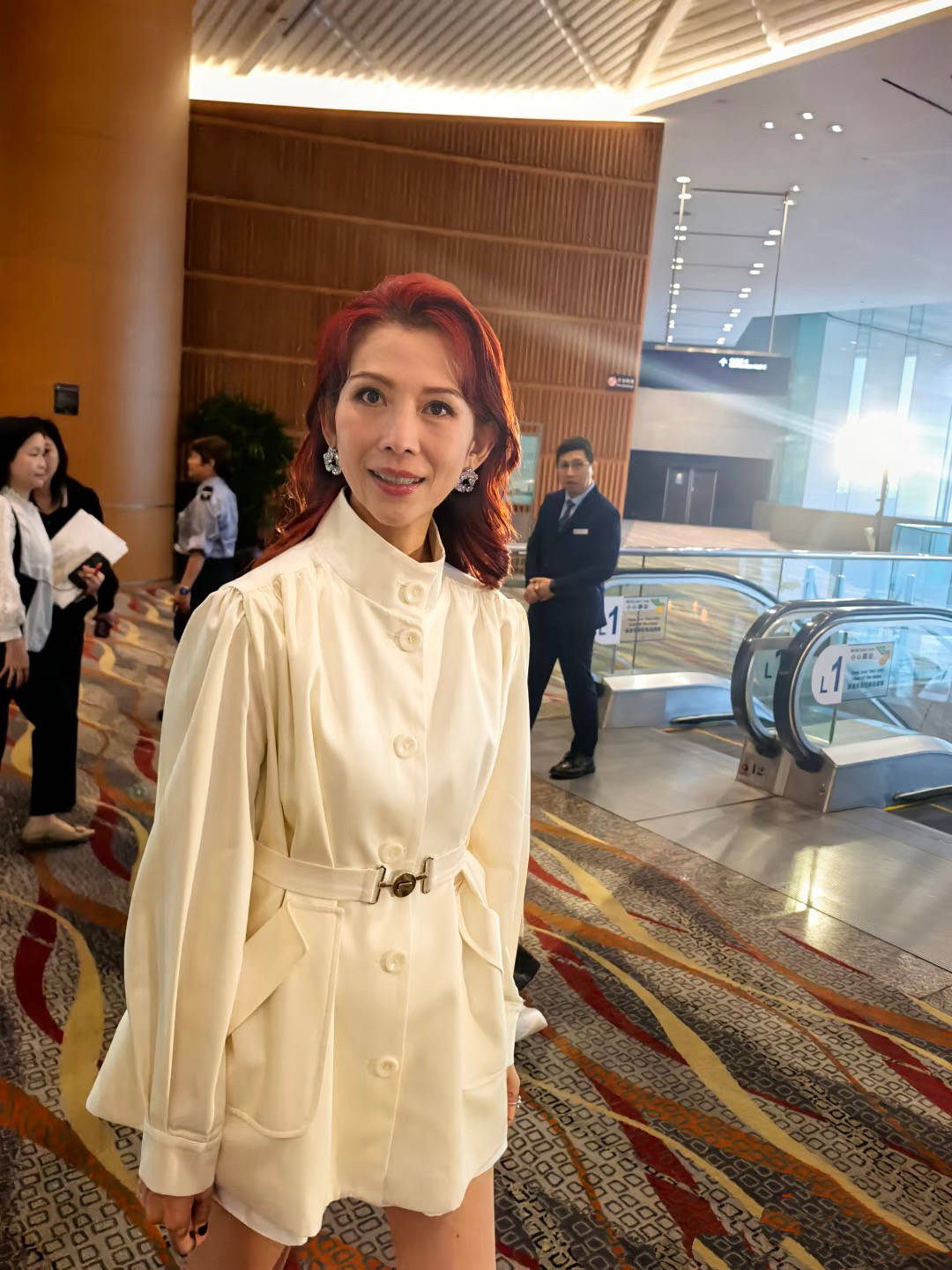 港星蔡少芬太抗老!52岁白裙现身,网友:这身材离谱了