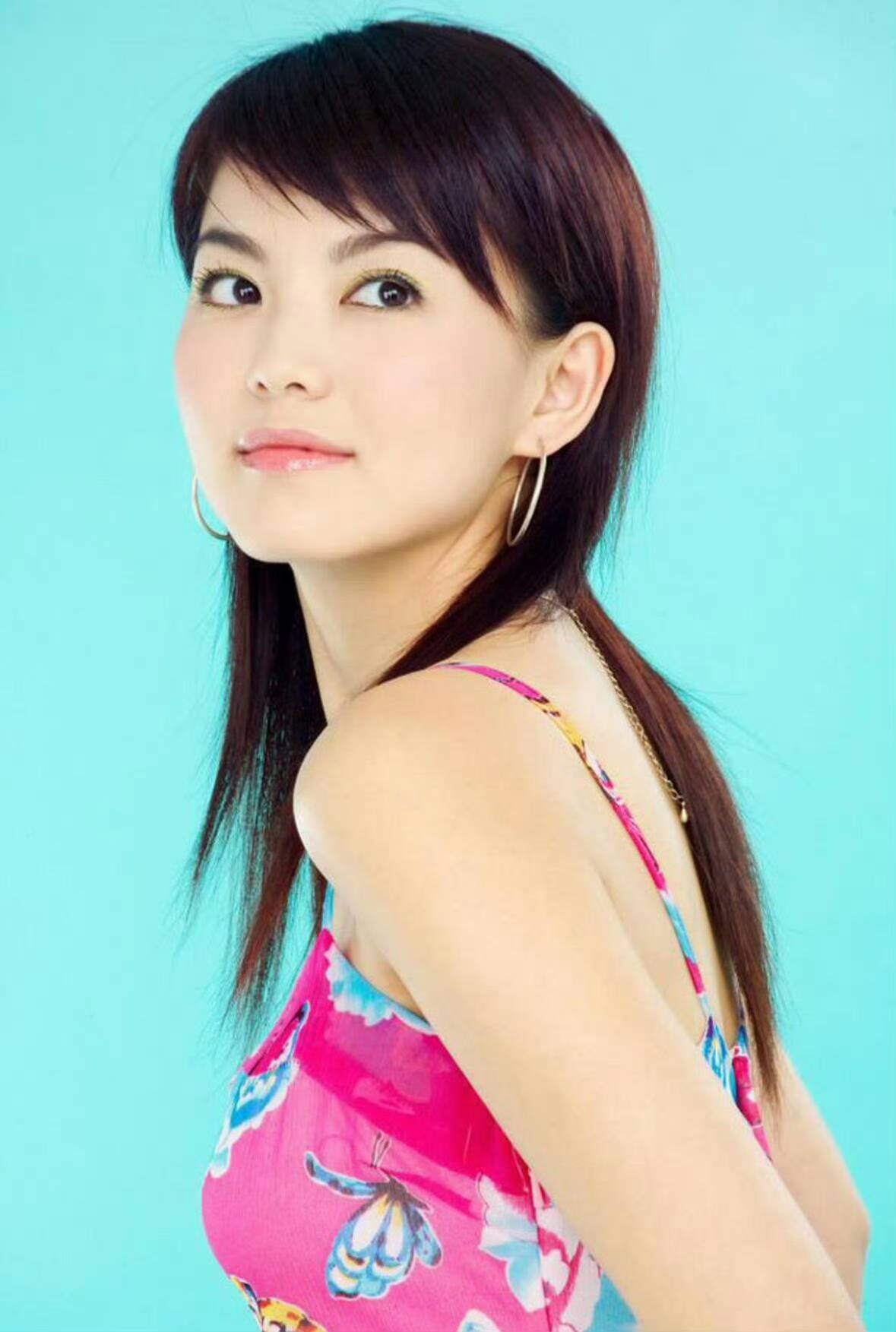 李湘深夜翻旧照回怼"行李湘",身材争议暗藏多少娱圈规则?